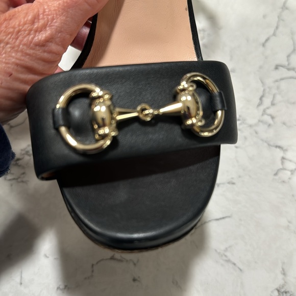 Gucci heels small scuff on the tip of the right foot shoe - Picture 7 of 10